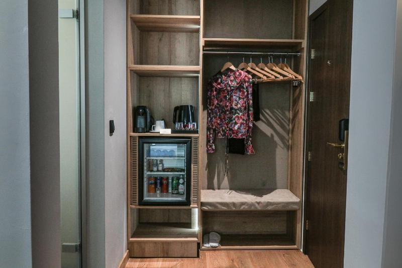 Superior Twin Room with Sofa Bed - Non-Smoking image 2