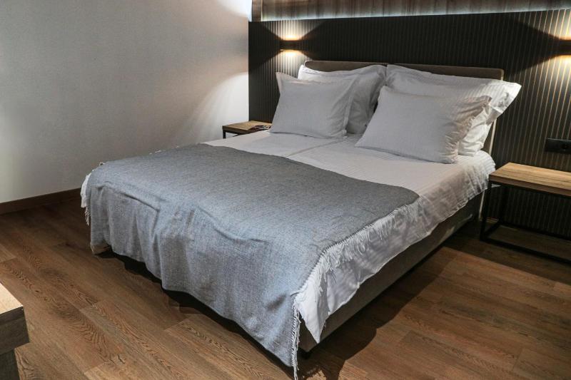 Family Suite with One Double Bed and Two Single Beds - Non-Smoking image 3