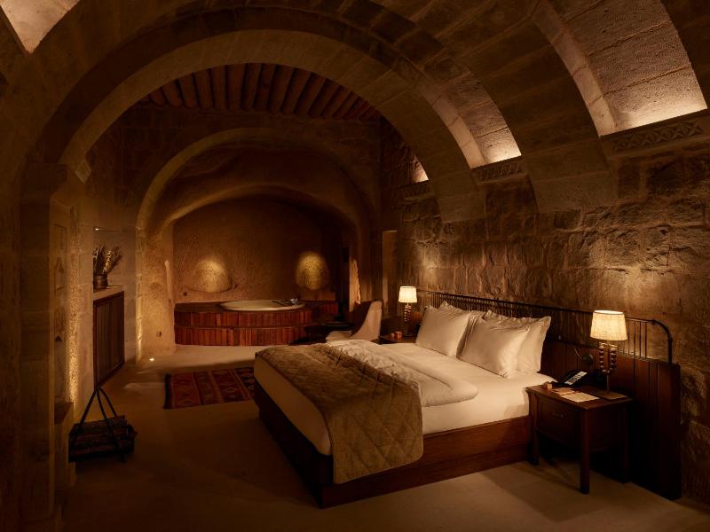 Jacuzzi Suite image 4