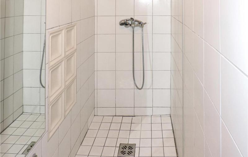 One-Bedroom Holiday Home image 4