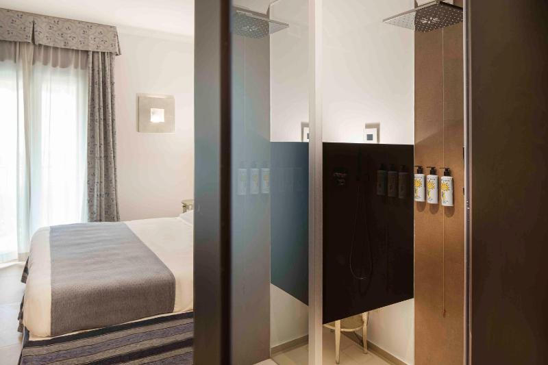 Deluxe Triple Room with Partial Sea View image 3