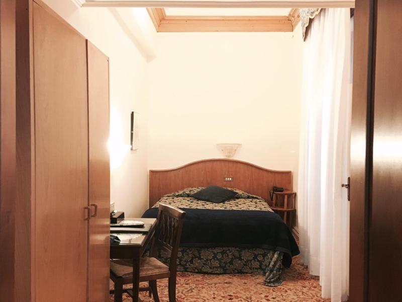 Single Room image 3