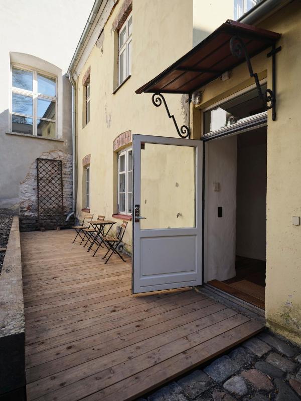 Historic Apartment with Private Garden in Old Town - image 8