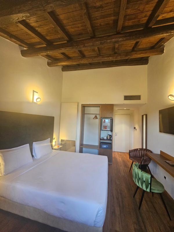 Classic Double or Twin Room image 4