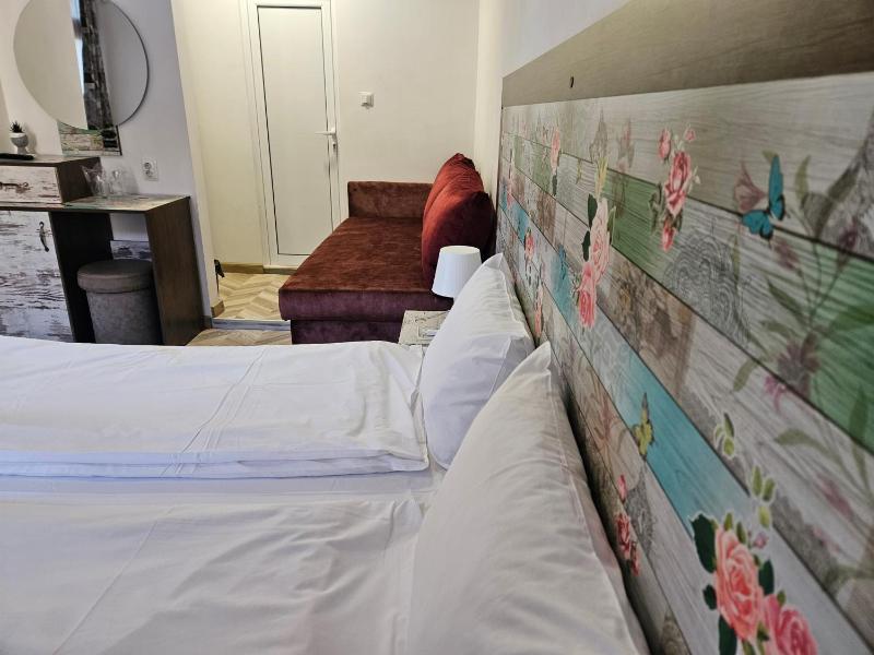 Double Room with Balcony image 3