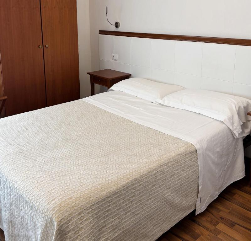 Small Double Room image 3