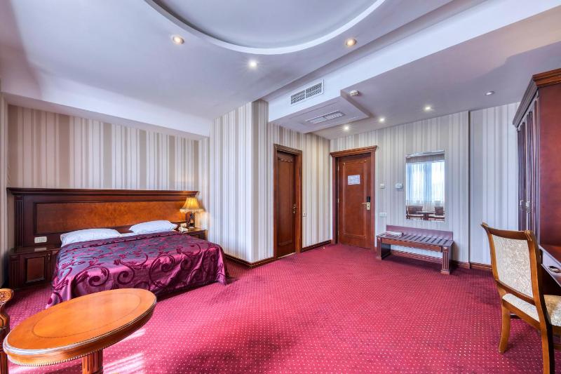 Deluxe Double or Twin Room image 4