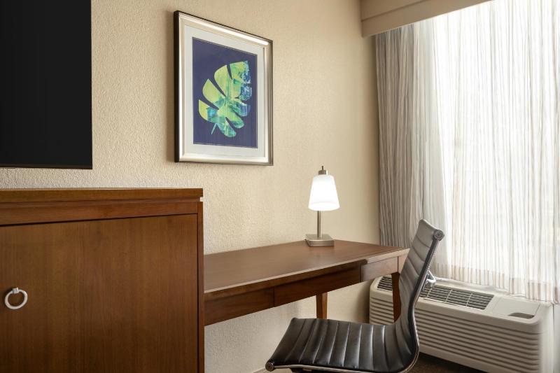 King Room with Accessible Tub - Mobility and Hearing Access image 4