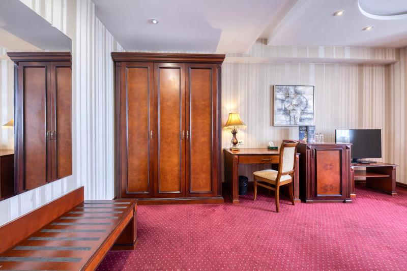 Deluxe Double or Twin Room image 2