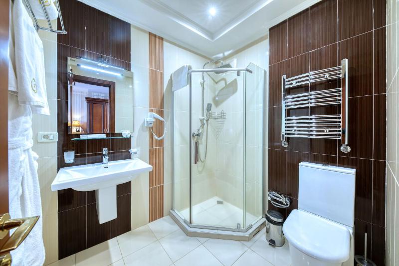 Deluxe Double or Twin Room image 3