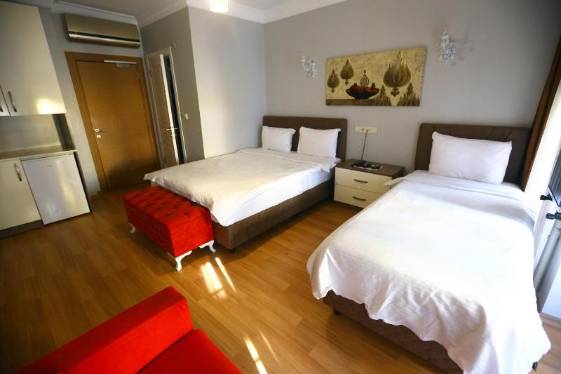 Luxury Triple Room image 2