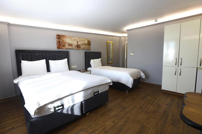 Luxury Triple Room image 1