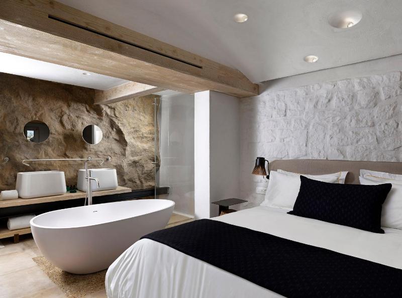Junior Suite with Outdoor Hot Tub image 2