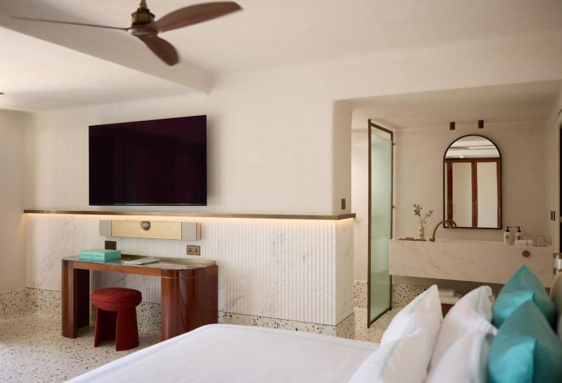 Deluxe Double Room image 3