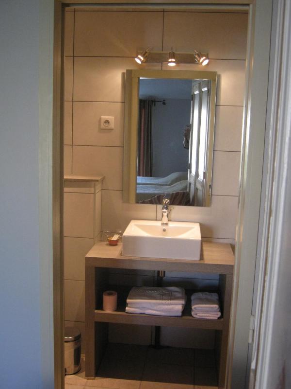 Twin Room with Shower image 3