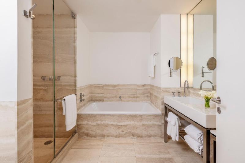 Junior Suite with Park View image 3
