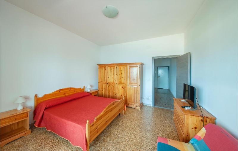 One-Bedroom Apartment image 3