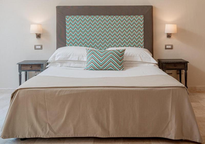 Prestige Double Room with Partial Sea View image 4