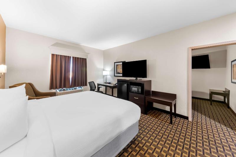 Family Room with One King Bed and Two Double Beds - Non-Smoking image 3