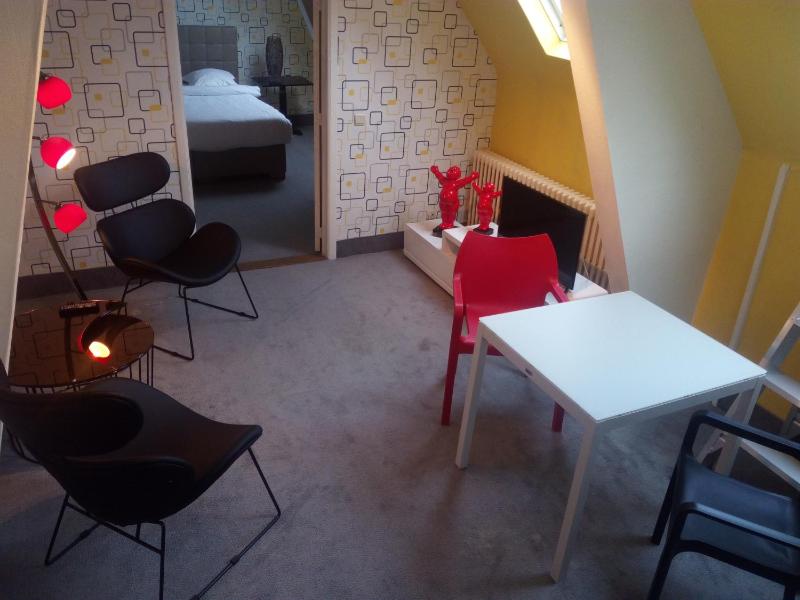 Standard King Room image 3