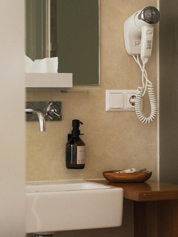 Single Room image 3