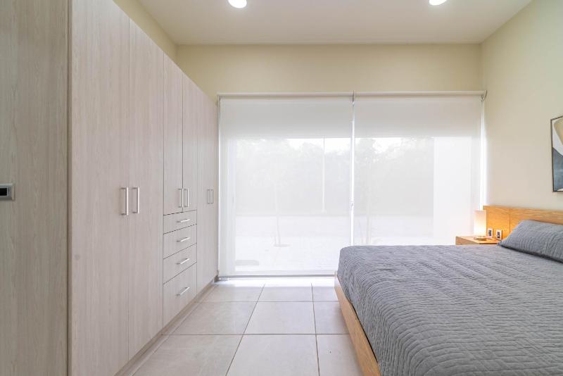 2 BD Suite with Balcony Gym Rooftop Pool Hot Tub - image 20