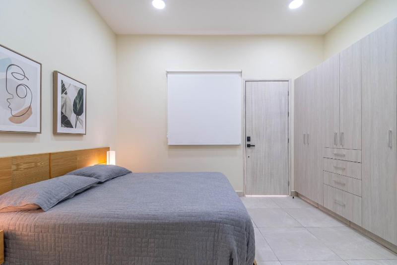 2 BD Suite with Balcony Gym Rooftop Pool Hot Tub - image 32