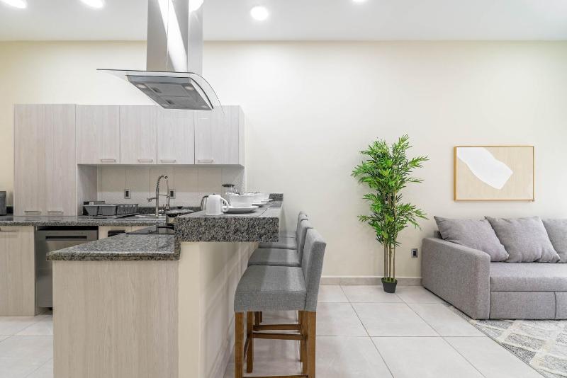 2 BD Suite with Balcony Gym Rooftop Pool Hot Tub - image 16