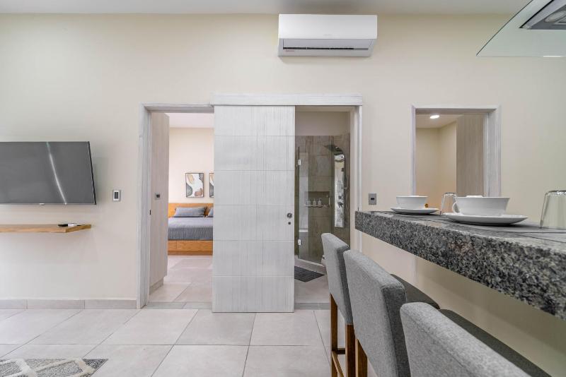 2 BD Suite with Balcony Gym Rooftop Pool Hot Tub - image 23