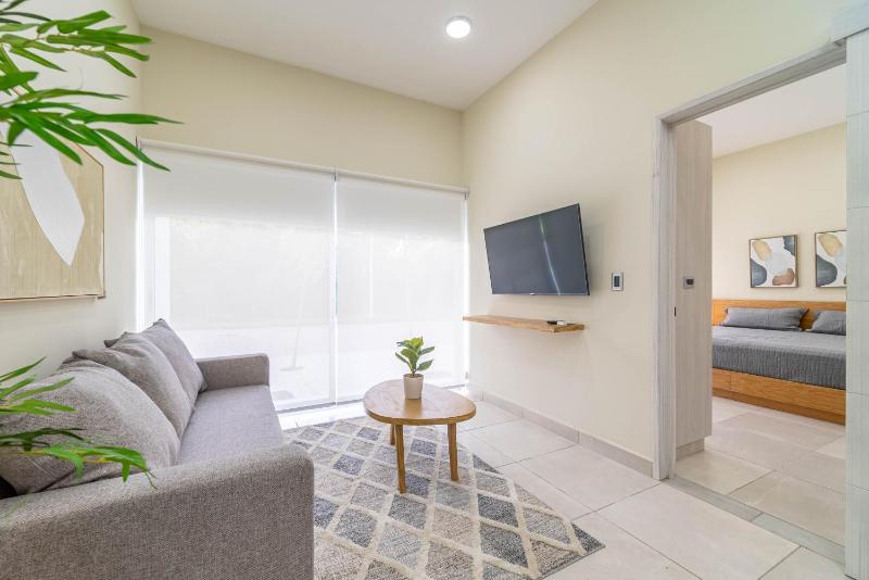 2 BD Suite with Balcony Gym Rooftop Pool Hot Tub - image 18