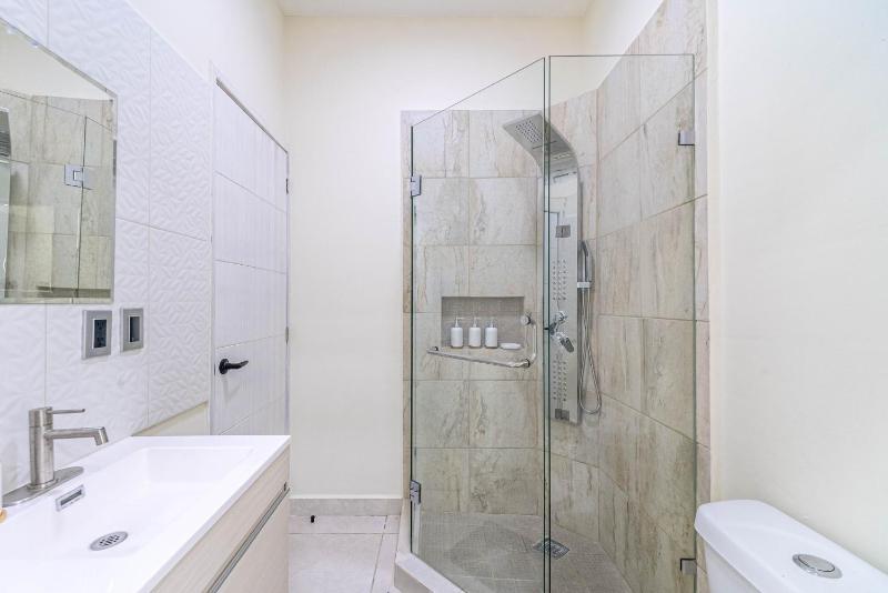 2 BD Suite with Balcony Gym Rooftop Pool Hot Tub - image 28