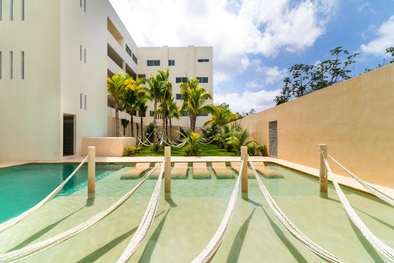 2 BD Suite with Balcony Gym Rooftop Pool Hot Tub - image 17