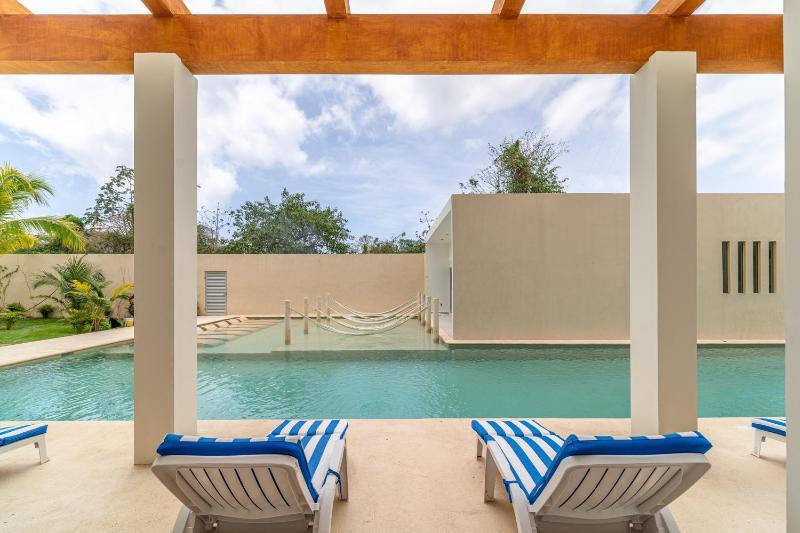 2 BD Suite with Balcony Gym Rooftop Pool Hot Tub - image 27
