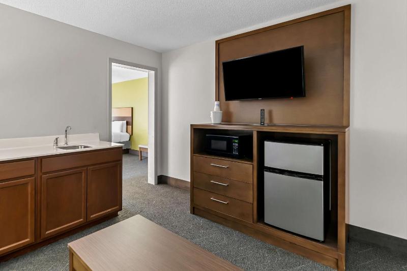 Queen Suite with Two Queen Beds and Sofa Bed image 4