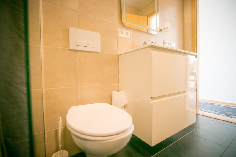 Single Room with Shared Bathroom image 4