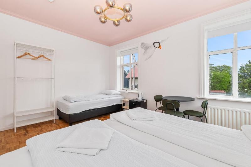 Triple Room with Shared Bathroom image 4