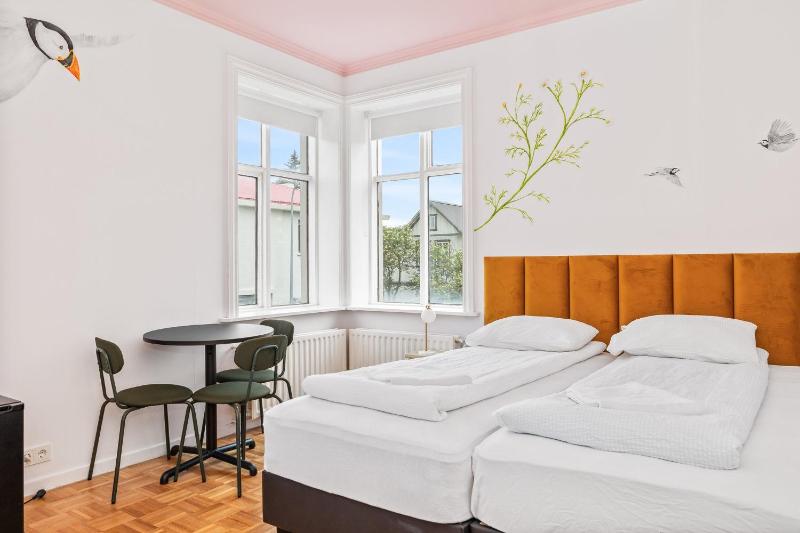 Triple Room with Shared Bathroom image 3
