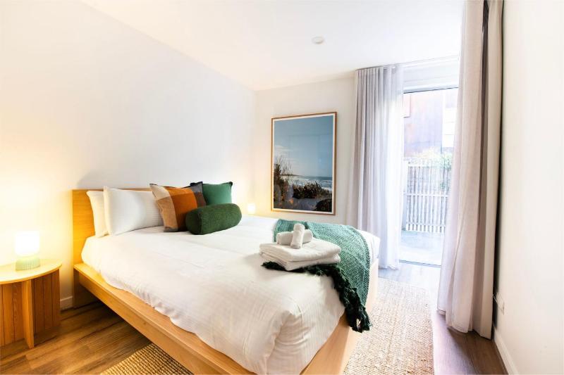 Richmond Retreat with Courtyard Parking - image 10