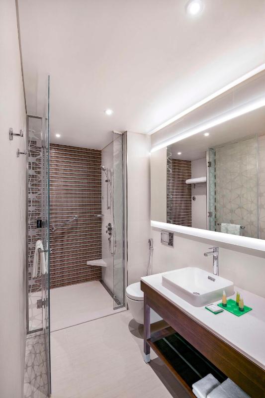 King Room with Sofa Bed – Free Breakfast, Complimentary Transfer to Gold Souk image 4