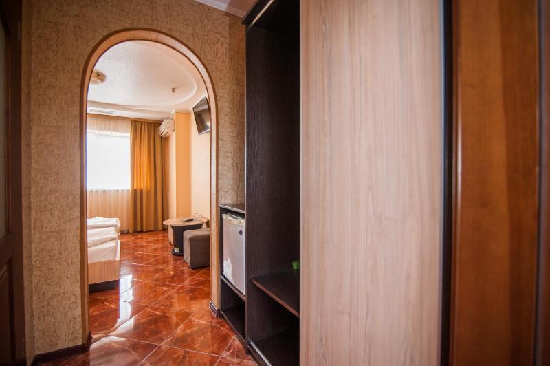 Double Room image 4