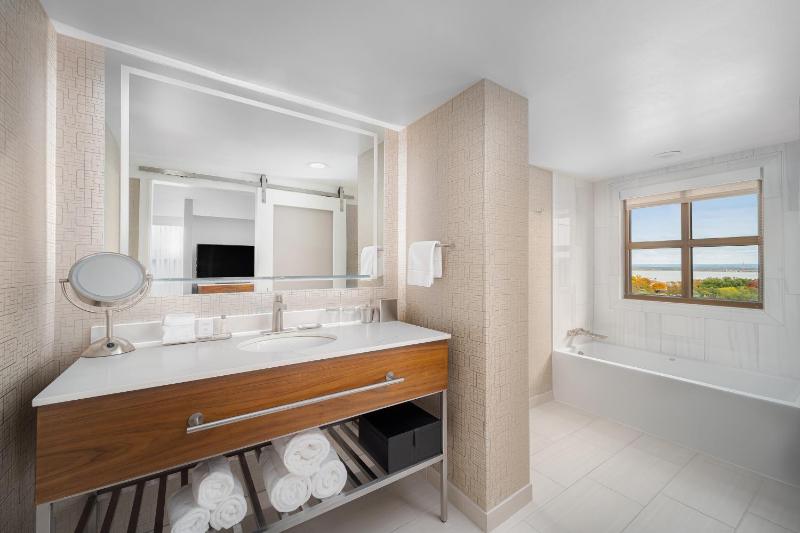 Executive King Suite image 2