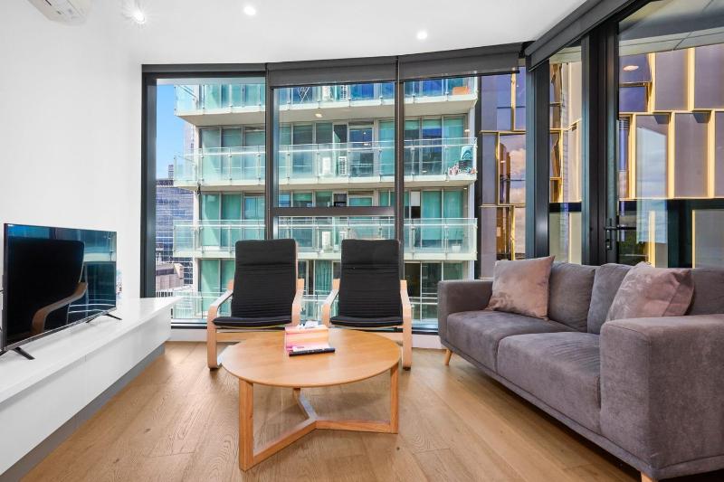 Discover Melbourne from a Stylish City Retreat - image 12