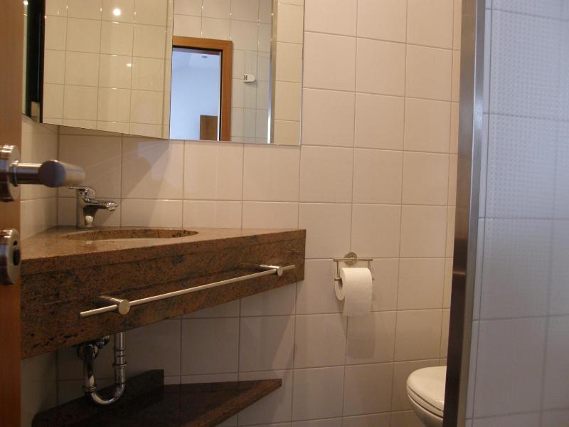 Standard Twin Room image 4