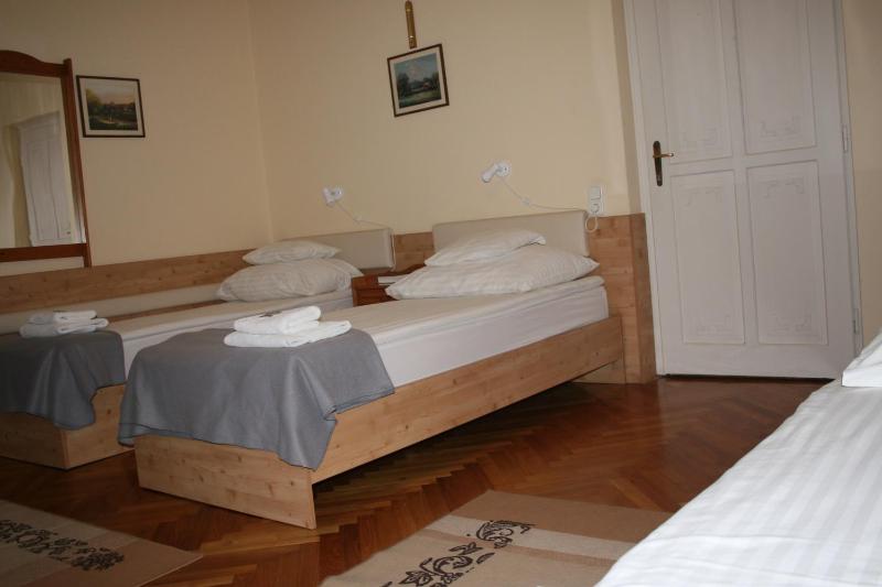 Twin Room image 3