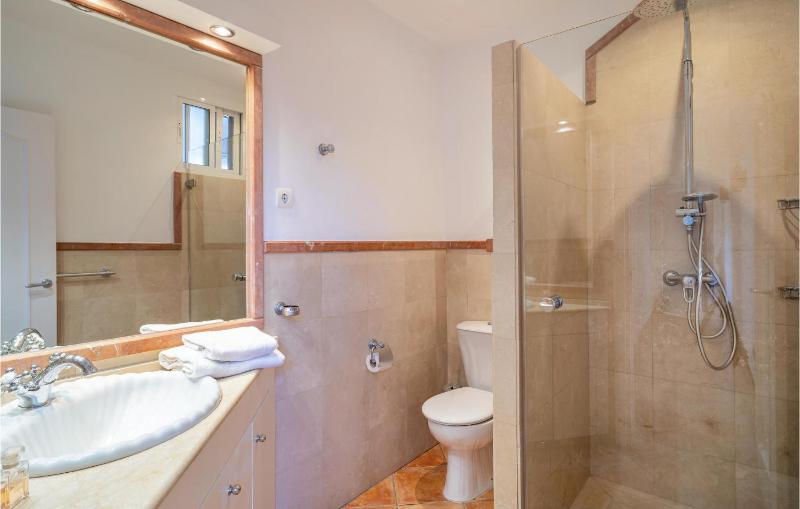 Six-Bedroom Holiday Home image 4