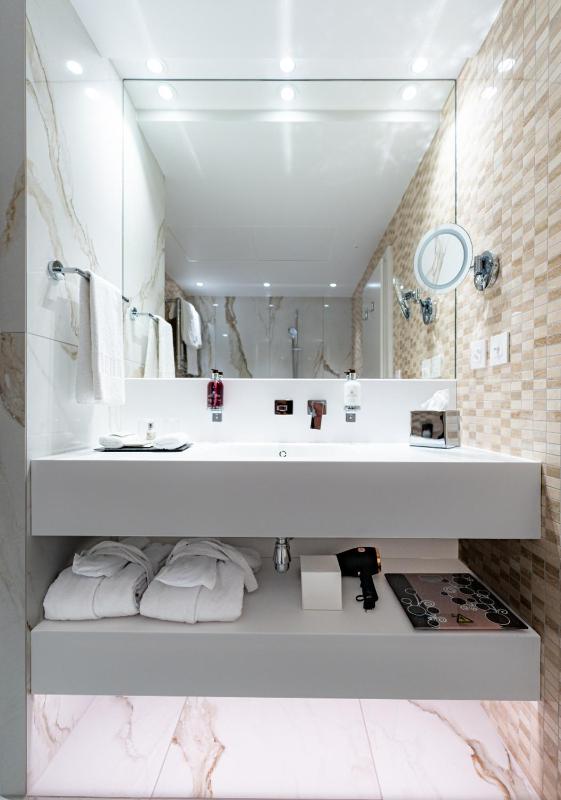 Unique! Renovated Junior Suite 40m2 image 2