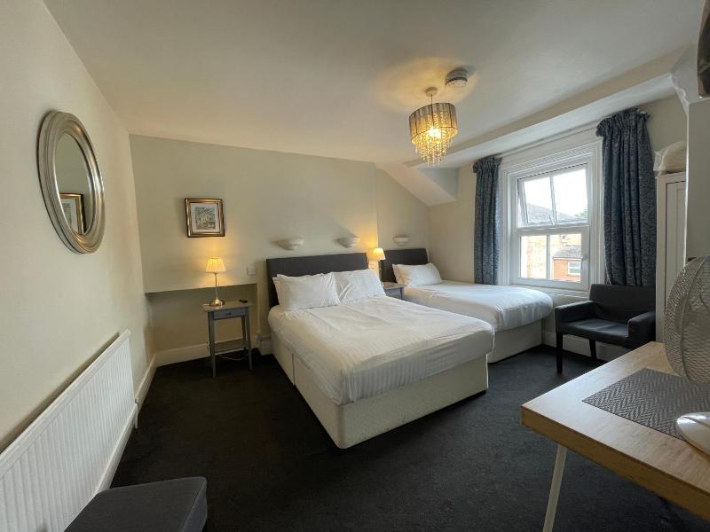 Standard Double or Twin Room image 4