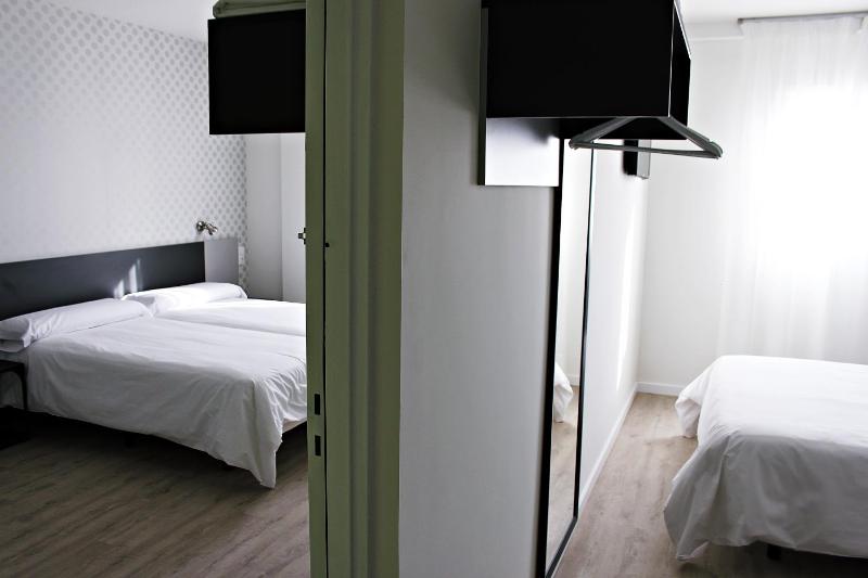 Two Connecting Double Rooms image 1