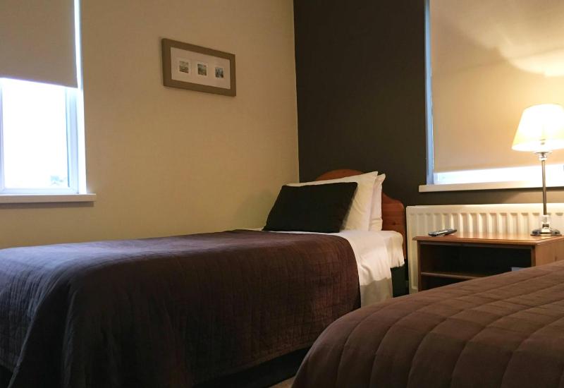 Twin Room en suite image 2