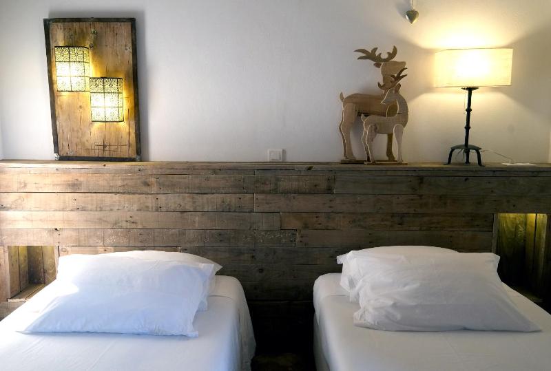 Twin Room image 4